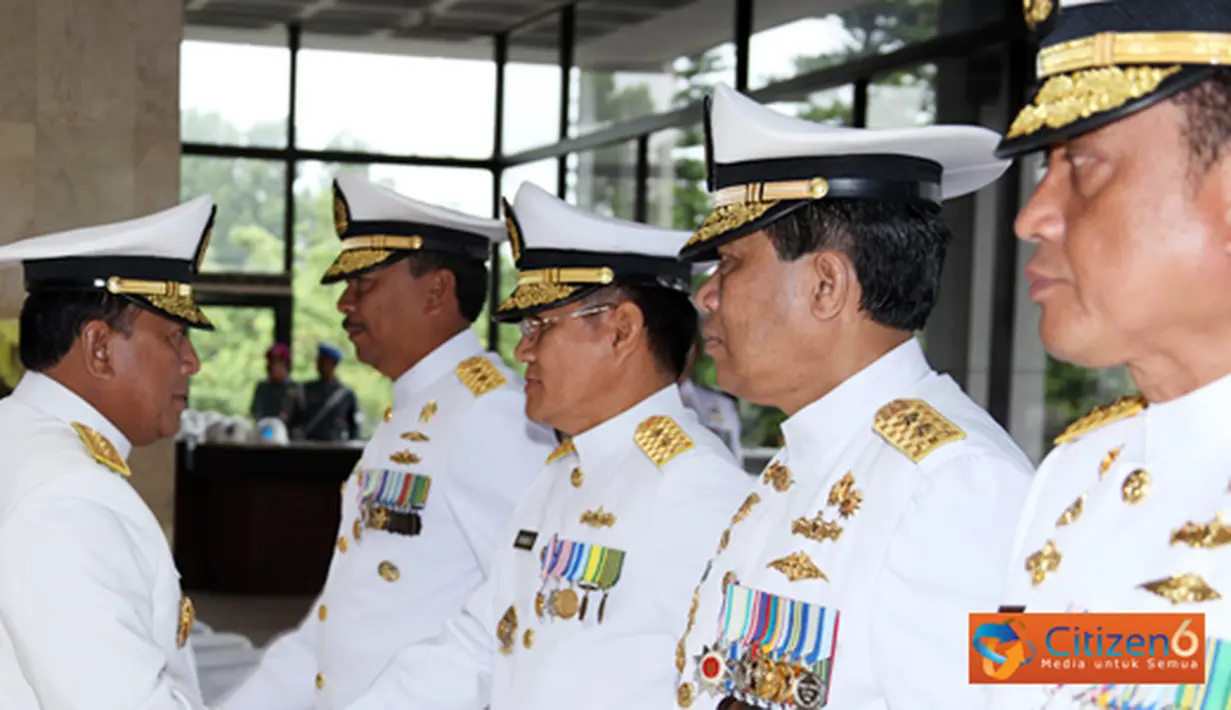 Citizen6, Cilangkap: Kapuspen TNI Laksda TNI Iskandar Sitompul beserta 13 Pati TNI AL menerima Bintang Jalasena Pratama dan Jalasena Nararya. (Pengirim: Badarudin Bakri)