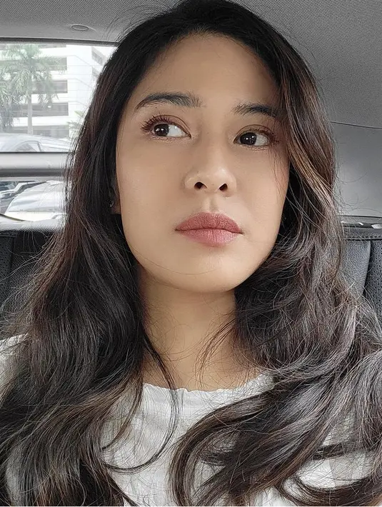 Kini nampak rambut Dian pun semakin panjang, dengan gaya wavenya. Selamat ulang tahun Dian Sastrowardoyo. @therealdisastr
