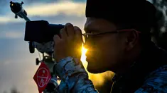Seorang petugas observatorium mengamati bulan, menjelang Idul Fitri sekaligus menandai berakhirnya bulan suci Ramadan1447 Hijriah melalui teleskop di kantor observatorium, pantai Lhoknga, Aceh pada Kamis 19 Maret 2026. Salah satu metode dalam menentukan awal bulan Hijriah, umat Islam menggunakan rukyat hilal. (CHAIDEER MAHYUDDIN/AFP)