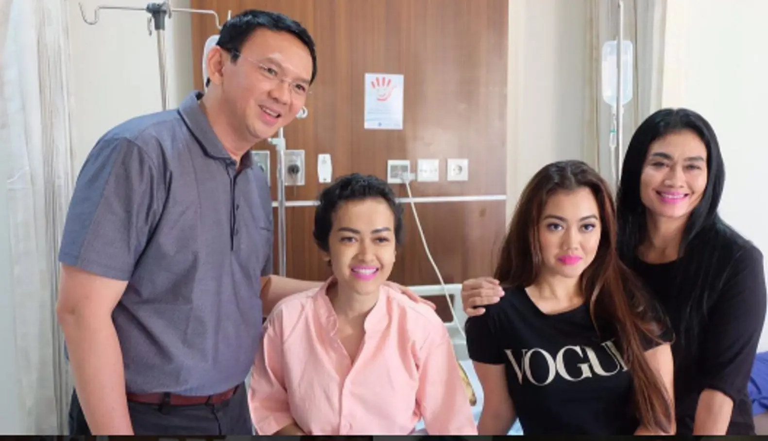 Julia Perez bahagia bisa dijenguk Ahok di RSCM. (Instagram @juliaperrez)