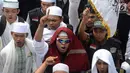 Peserta Aksi Bela Islam 64 saat berunjuk rasa di Bareskrim, Jakarta, Jumat (6/4). Pengunjuk rasa menganggap puisi Sukmawati Soekarnoputri yang berjudul 'Ibu Indonesia' telah menistakan agama. (Merdeka.com/Imam Buhori)