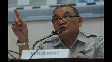 Ketua Komite Nasional Keselamatan Transportasi Tatang Kurniadi memberikan pemaparan dalam Media Rilis KNKT Tahun 2014 di Jakarta, Kamis (29/1/2015). (Liputan6.com/Herman Zakharia)