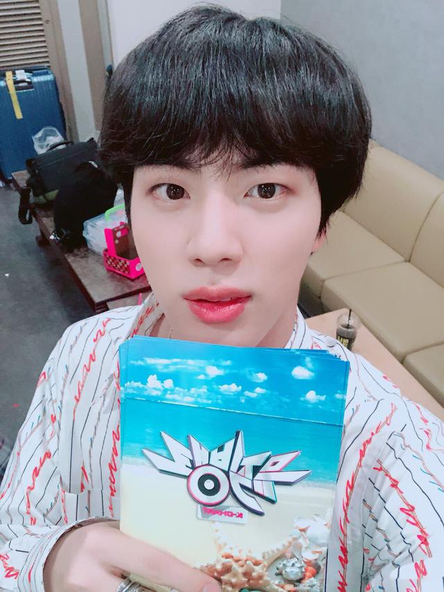 Jin BTS (Twitter/ bts_twt)