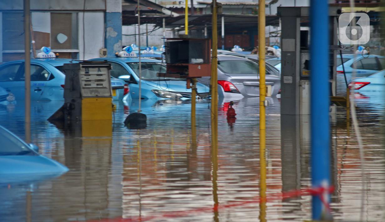 Kondisi Pool Blue Bird yang terendam banjir di kawasan Kramat Jati, Jakarta, Selasa (25/2/2020). Meluapnya Kali Cipinang membuat Pool Taksi Blue Bird yang berada tepat di samping kali ikut terdampak banjir. (Liputan6.com/Herman Zakharia)