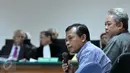 Salah satu saksi memberikan kesaksian saat sidang di Pengadilan Tipikor, Jakarta, Kamis (8/10/2015). JPU menghadirkan tiga saksi yaitu Hakim PTUN Medan Tripeni Irinto Putro, Darmawan Ginting dan Amir Fauzi. (Liputan6.com/Andrian M Tunay)
