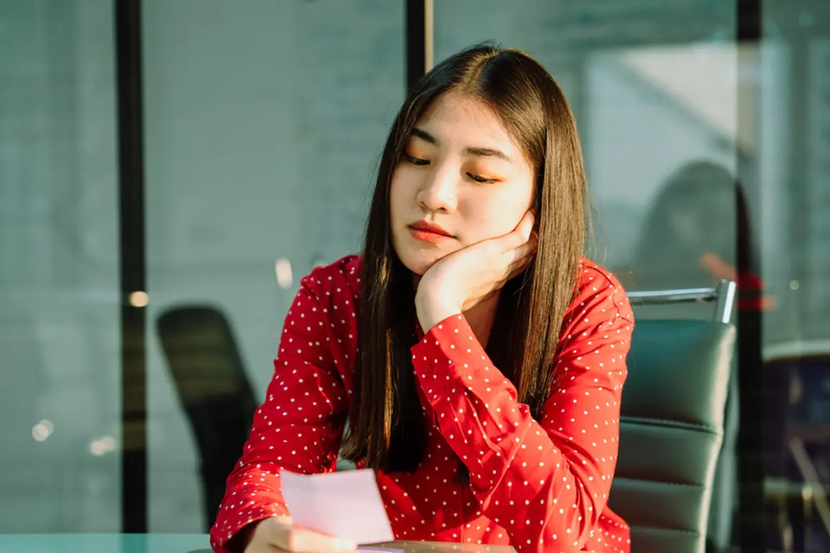 perempuan sedih bingung berpikir
