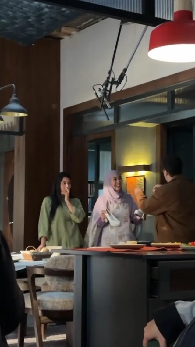 5 Potret Oki Setiana Dewi syuting series Ramadan Mesir, bangga dramanya jadi tontonan favorit