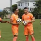 Pemain Persija Jakarta, Marko Simic, Jaimerson, Osas Saha dan Renan Da Silva, berbincang saat melakukan sesi foto di Lapangan Sutasoma, Jakarta, Jumat (07/12). Persija akan berhadapan dengan Mitra Kukar. (Bola.com/M Iqbal Ichsan)