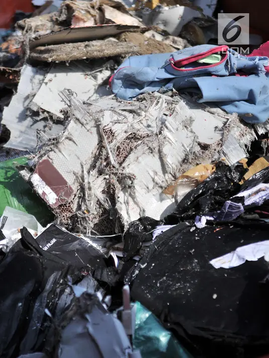 Barang-barang korban jatuhnya pesawat Lion Air JT 610 dikumpulkan di Tanjung Priok, Jakarta Utara, Senin (29/10). Barang-barang ini nantinya akan diidentifikasi oleh Komisi Nasional Keselamatan Transportasi (KNKT). (Merdeka.com/Iqbal Nugroho)