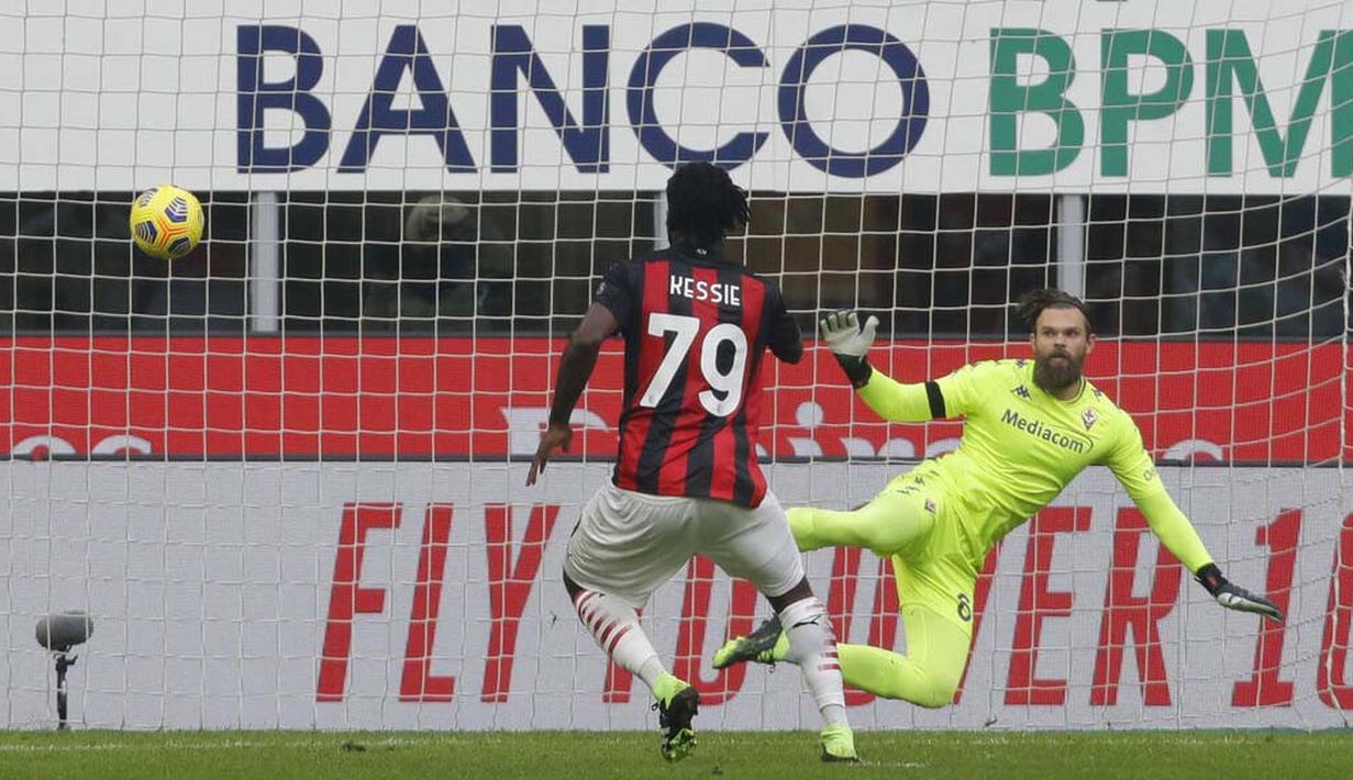 Pemain AC Milan, Franck Kessie, mencetak gol penalti ke gawang Fiorentina pada laga Liga Italia di Stadion San Siro, Minggu (29/11/2020). AC Milan menang dengan skor 2-0. (AP/Luca Bruno)