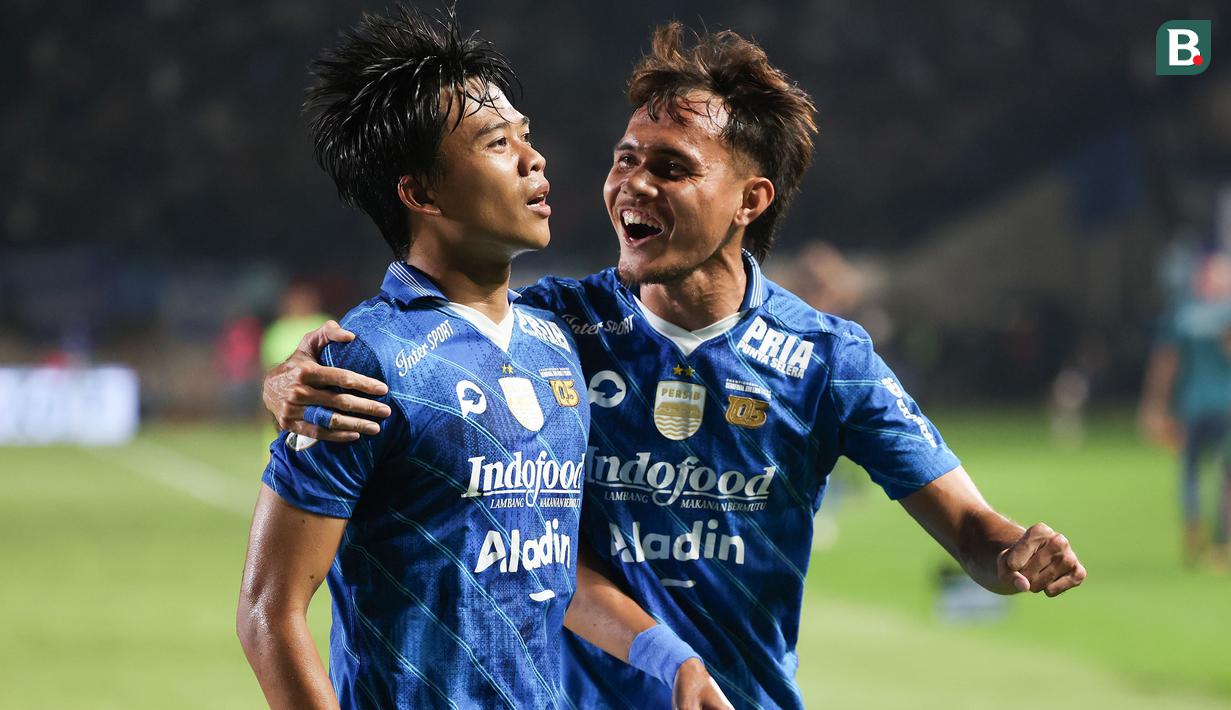 Persib Bandung memastikan lolos ke partai final Championship Series BRI Liga 1 2023/2024 setelah membungkam Bali United 3-0 pada laga leg kedua semifinal di Stadion Si Jalak Harupat, Soreang, Kabupaten Bandung, Sabtu (18/5/2024) malam WIB. Febri Hariyadi dkk unggul agregat 4-1 setelah sebelumnya bermain imbang 1-1 di kandang Bali United pada leg pertama. (Bola.com/Abdul Aziz)
