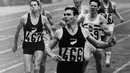 Legenda Atletik dari Selandia Baru, Peter Snell saat melintasi garis finis di Olimpiade Tokyo tahun 1964. Singlet yang dikenakan Peter ini terjual saat lelang dengan harga 100 Ribu Dolar Amerika. (AFP Photo)