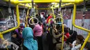 Penumpang wanita saat naik bus Transjakarta, Selasa (8/9/2015). PT Transportasi Jakarta (Transjakarta) telah membentuk Tim Pengamanan Operasional untuk mengatasi kejahatan dan pelecehan seksual guna memberi rasa aman penumpang.(Liputan6.com/Faizal Fanani)