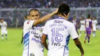 Pemain Persib Bandung, Yandi Sofyan dan Tantan masing-masing mecetak satu gol saat melawan PSGC Ciamis pada laga persahabatan di Stadion Galuh, Ciamis, Minggu (10/4/2016). (Bola.com/NIcklas Hanoatubun)