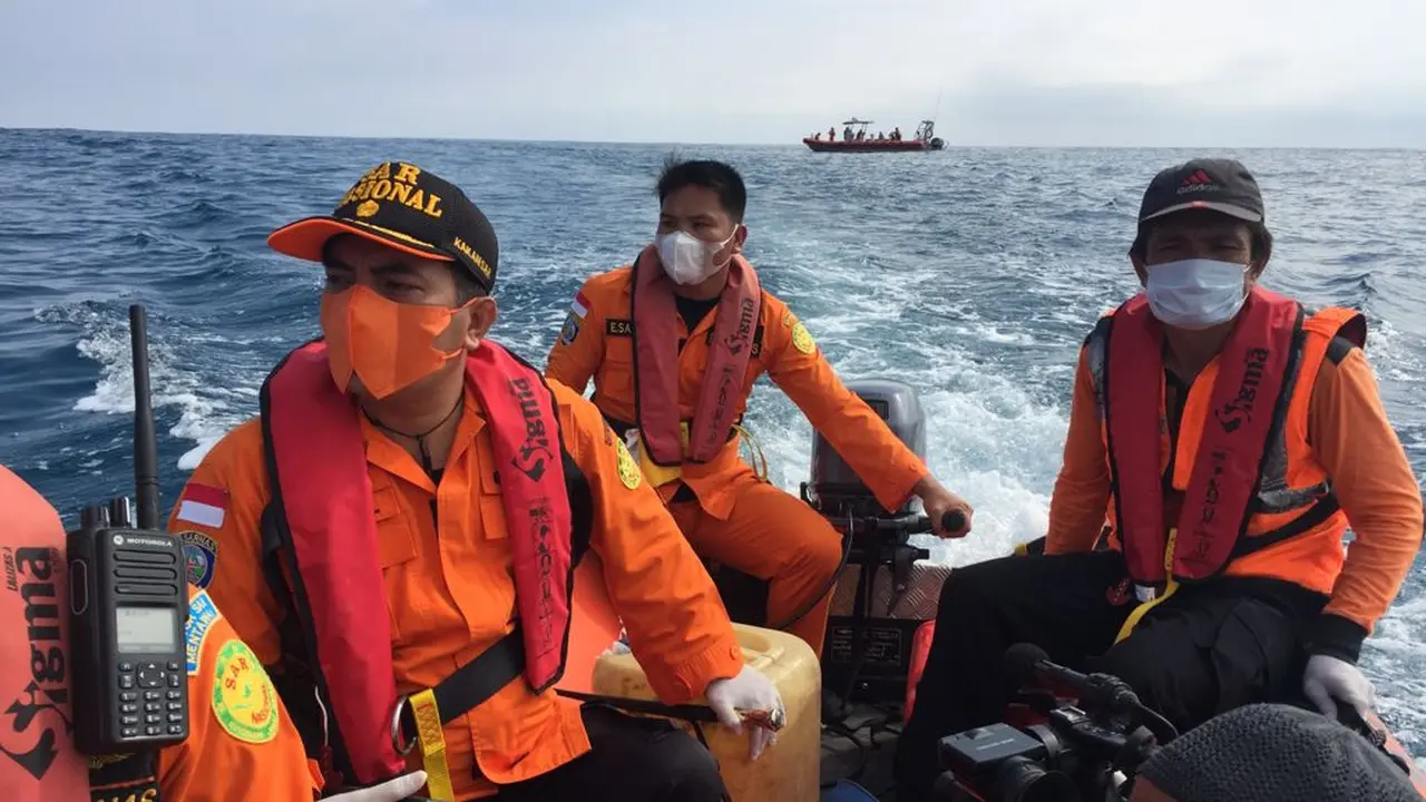 Tim SaR Mentawai melakukan pencarian terhadap seorang wisatawan asing yang hilang di Mentawai. (Liputan6.com/ Dok SAR mentawai)