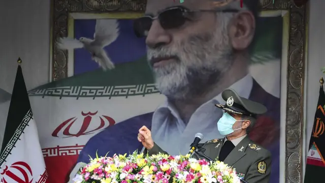 Menteri Pertahanan Iran, Jendral Gen. Amir Hatami, bicara di pemakaman ilmuwan nuklir Mohsen Fakhrizadeh.
