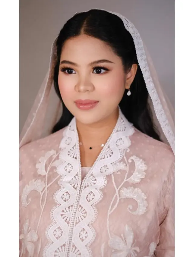 6 Detail Gamis Indah Tri Pertiwi Kakak Ipar Fuji di Pengajian 7 Bulan Kehamilan