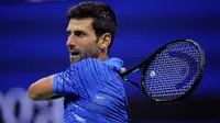 Petenis Serbia, Novak Djokovic melakukan servis ke arah lawannya Juan Ignacio Londero dari Argentina pada babak kedua AS Terbuka 2019 di Arthur Ashe Stadium, Rabu (28/8/2019). Novak Djokovic  lolos setelah menyudahi perlawanan Londero dengan skor 6-4, 7-6 (7-3), dan 6-1. (AP/Charles Krupa)