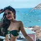 Cinta Laura asyik mengenakan bikini hijau (Instagram/@claurakiehl)