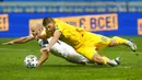 Pemain Ukraina Vitaliy Mykolenko (kanan) bertabrakan dengan pemain Finlandia Teemu Pukki yang mengakibatkan penalti pada pertandingan Grup D kualifikasi Piala Dunia 2022 di Stadion Olimpiyskiy, Kyiv, Ukraina, Minggu (28/3/2021). Pertandingan berakhir 1-1. (AP Photo/Efrem Lukatsky)