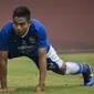 Bek Persib, Wildansyah, melakukan pemanasan saat latihan di Stadion GBLA, Jawa Barat, Kamis (20/7/2017). Persib bersiap menghadapi Persija pada laga Liga 1. (Bola.com/Vitalis Yogi Trisna)