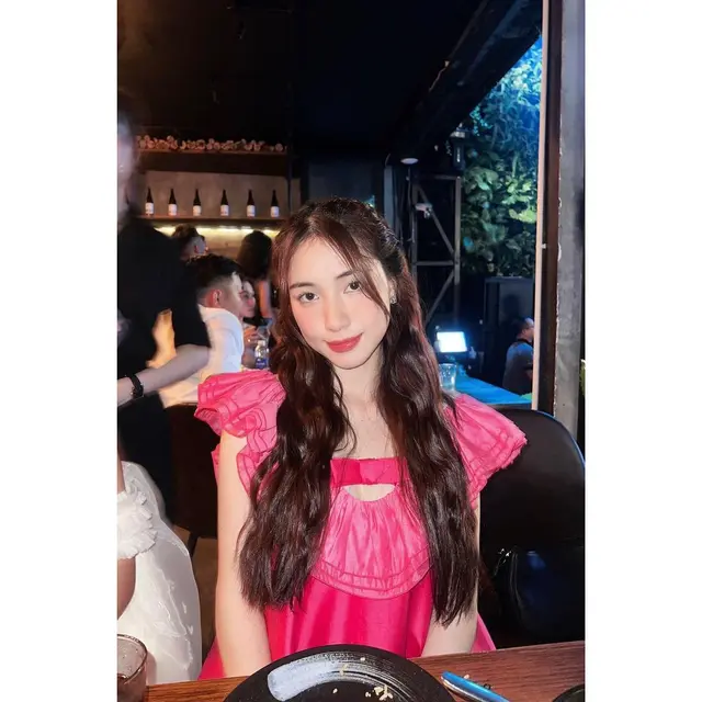 Potret Hoa Minzy Penyanyi Vietnam yang Jadi Suporter di SEA Games 2023