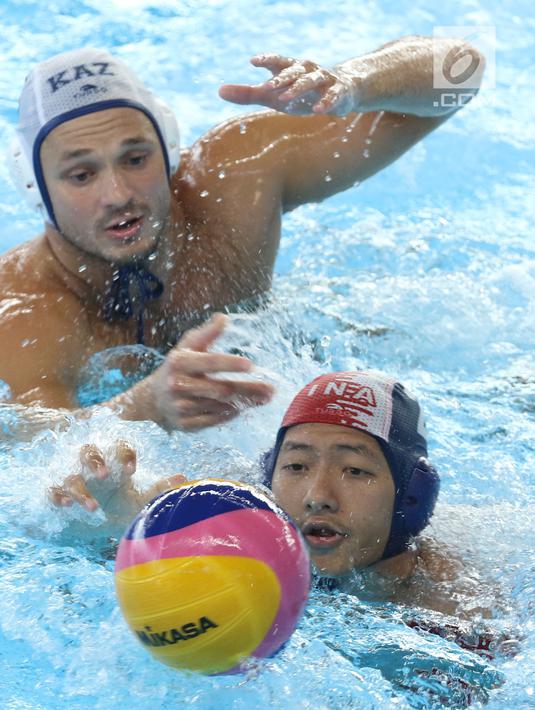 Pemain Polo Air Putra Indonesia, Beby Willy EP Tarigan (depan) menghindari kejaran pemain Kazakhstan pada perempat final Polo Air Putra Asian Games 2018 di Stadion Akuatik GBK Jakarta, Kamis (30/8). Indonesia kalah 20-4. (Liputan6.com/Helmi Fithriansyah)