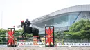 Atlet berkuda tim Savasd Stable, Rommy Virago beraksi pada nomor Show Jumping 90 cm saat ajang Solidarity Equestrian Challange 2022 yang berlangsung di Jakarta International Equestrian Park, Jakarta Timur, Minggu (30/01/2022). (Bola.com/Bagaskara Lazuardi)
