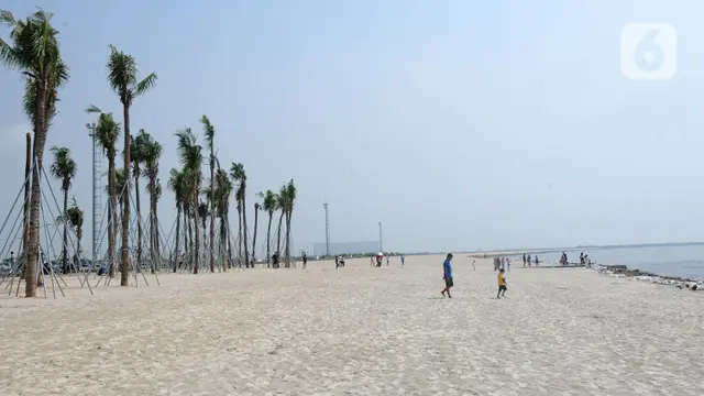 FOTO: Pesona Pasir Putih Buatan di Utara Jakarta