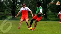 Ivan Bosnjak (kiri) berusaha merebut bola dari kaki salah pemain Persija Jakarta saat berlatih di POR Sawangan Depok pada Jumat 24 januari 2014 (Liputan6.com/Helmi Fithriansyah).