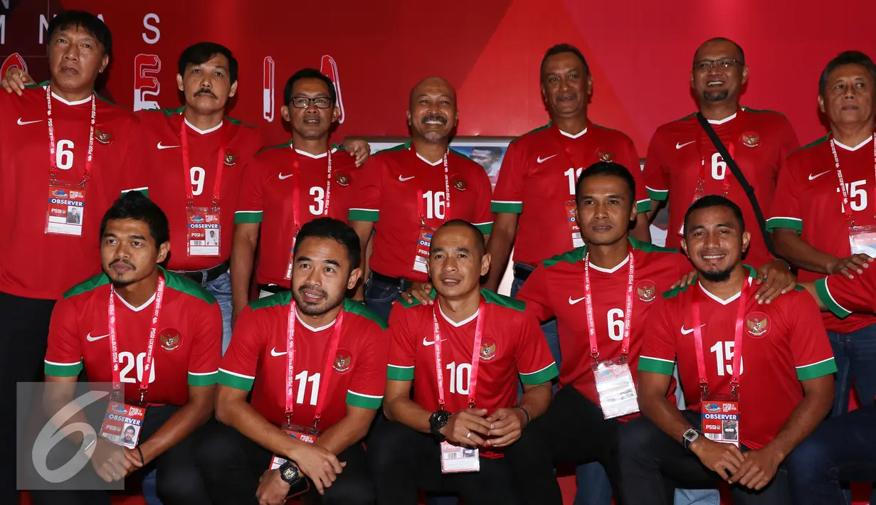 Mantan penggawa PSSI dari masa ke masa berfoto bersama di gerai pojok PSSI saat Kongres PSSI 2017, Bandung (8/1). 13 mantan penggawa Timnas Indonesia hadir. (Liputan6.com/Helmi Fithriansyah)