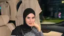 Penampilan manis Syahnaz Sadiqah pakai outfit hitam-putih. Ia memadukan atasan kaus bercorak garis hitam-putih rok pleats panjang dan hijab hitam polos. [Foto: Instagram/syahnazs]