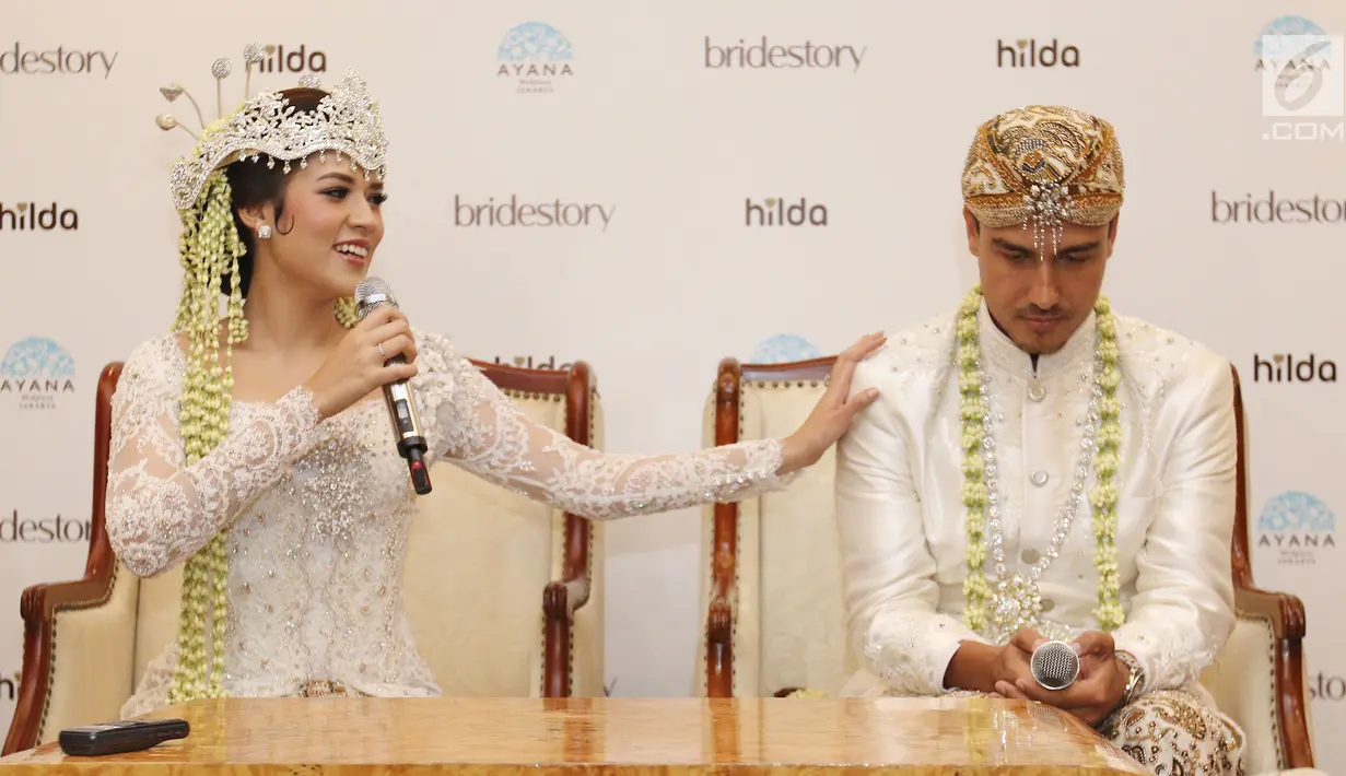 Pasangan Raisa Andriana dan Hamish Daud Wyllie memberi keterangan pers usai melangsungkan akad nikah di Ayana MidPlaza, Jakarta, Minggu (3/9). Raisa dan Hamish resmi menjadi pasangan suami istri pada 3 september 2017. (Liputan6.com/Herman Zakharia)