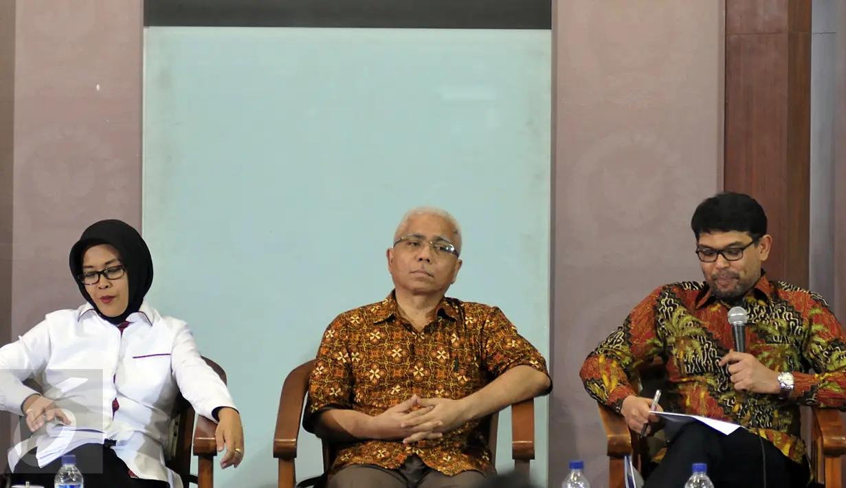 Nasir Djamil (kanan) memberi pandangannya saat diskusi revisi UU KUHP di Gedung DPR, Jakarta, Selasa (15/3/2016). Nasir menyebut terjadi perdebatan alot antara pemerintah dengan Panja RUU KUHP terkait penetapan hukuman mati (Liputan6.com/Johan Tallo)
