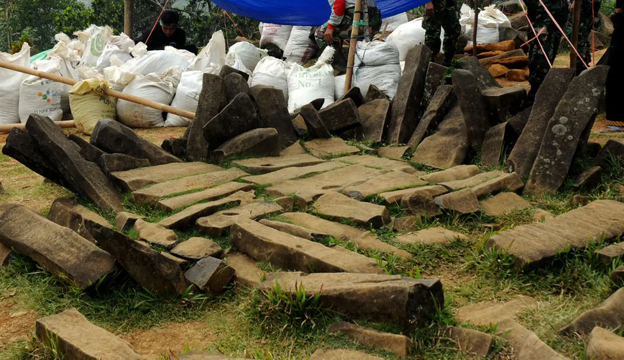 Di puncak situs megalitikum Gunung Padang di Kampung Cimanggu, Cianjur, Jawa Barat, bisa ditemui bebatuan yang menyerupai bentuk singgasana, (20/9/2014). (Liputan6.com/Helmi Fithriansyah)