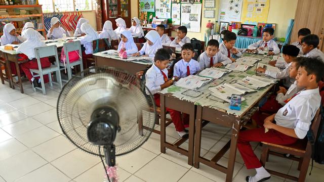 Aceh Dilanda Cuaca Panas, Para Murid SD Gunakan Kipas Angin Mini di Dalam Kelas