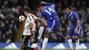 Pemain Brentford, John Egan (kiri) melakukan bloking sepakan pemain Chelsea, Ruben Loftus-Cheek pada putaran keempat Piala FA di Stamford Bridge stadium, London (28/1/2017). Chelsea menang 4-0. (AP/Kirsty Wigglesworth)