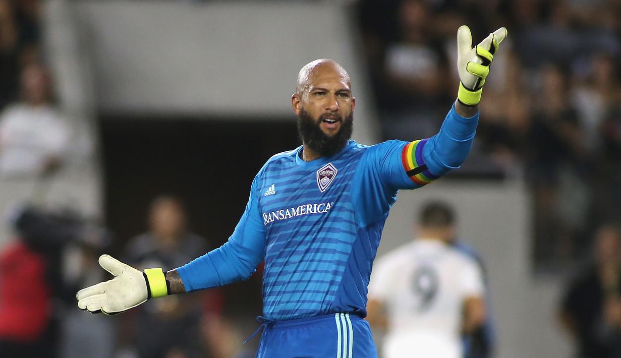 1. Tim Howard (Colorado Rapids) - Mantan penjaga gawang Man United tersebut kini bermain di MLS membela panji Colorado Rapids. Kini ada yang berbeda dengan penampilan kiper berkepala plontos tersebut. (AFP/Katharine Lotze)