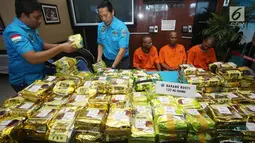 Petugas menyiapkan barang bukti kasus penyelundupan narkotika di Jakarta, Rabu (27/9). BNN bersama Bea Cukai berhasil menggagalkan upaya penyelundupan 137,69 kg sabu dan 42.500 butir pil ekstasi di wilayah Aceh. (Liputan6.com/Immanuel Antonius)
