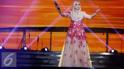 Aksi panggung diva Malaysia Siti Nurhaliza saat tampil pada Konser Raya 21 Tahun Indosiar, Istora Senayan, Jakarta (11/1/2016). Siti langsung menyapa penonton lewat lagu bernuansa melayu berjudul Nirmala. (Liputan6.com/Gempur M Surya)