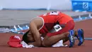 Atlet para-atletik Indonesia, Sapto Yogo Purnomo bersujud syukur usai laga lari nomor 100 meter T37 pria yang  digelar di Stadion GBK, Jakarta, Selasa (9/10). Ini menjadi medali emas kedua Sapto di Asian Para Games 2018. (Liputan6.com/Helmi Fithriansyah)