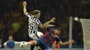 Benturan keras antara Luis Suarez (kanan) dengan Stephan Lichtsteiner di laga final Liga Champions 2014-2015 di Olympiastadion, Berlin, Minggu (7/6/2015). Barcelona keluar sebagai pemenang dengan skor 3-1. (AFP Photo/Patrik Stollarz)