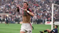 Andriy Shevchenko berhasil mencetak dua gol sekaligus membantu AC Milan menang 6-0 atas Inter Milan, pada laga pekan ke-30 Serie A di San Siro, 11 Mei 2001. (dok. AC Milan)
