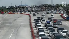 Kendaraan pemudik mengantre keluar gerbang tol Palimanan, Cirebon, Jawa Barat, Sabtu (24/6). Pada H-1 Lebaran Volume kendaraan menuju Jawa Tengah terpantau ramai lancar. (Liputan6.com/Gempur M Surya)