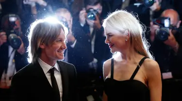 Nicole Kidman dan musisi Keith Urban berpose untuk fotografer setelah pemutaran film The Killing Of A Sacred Deer di karpet merah Festival Film Cannes, 22 Mei 2017. Nicole dan Keith selalu menunjukkan sisi mesra di hadapan publik (AP Photo/Thibault Camus)