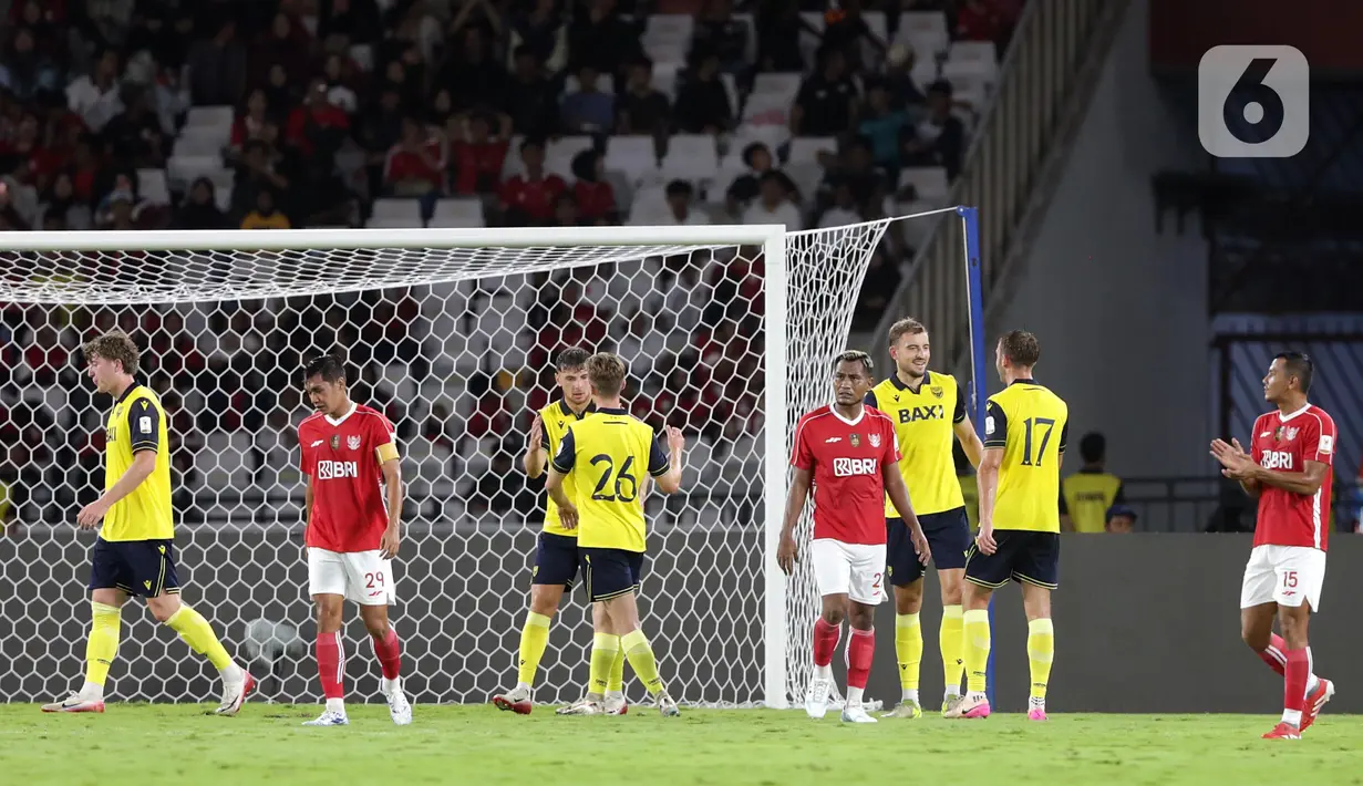 Pemain Oxford United FC merayakan gol yang dicetak ke gawang Liga Indonesia All Star pada laga Piala Presiden di Stadion Utama Gelora Bung Karno (SUGBK), Jakarta, Minggu (6/7/2025). (Liputan6.com/Helmi Fithriansyah)