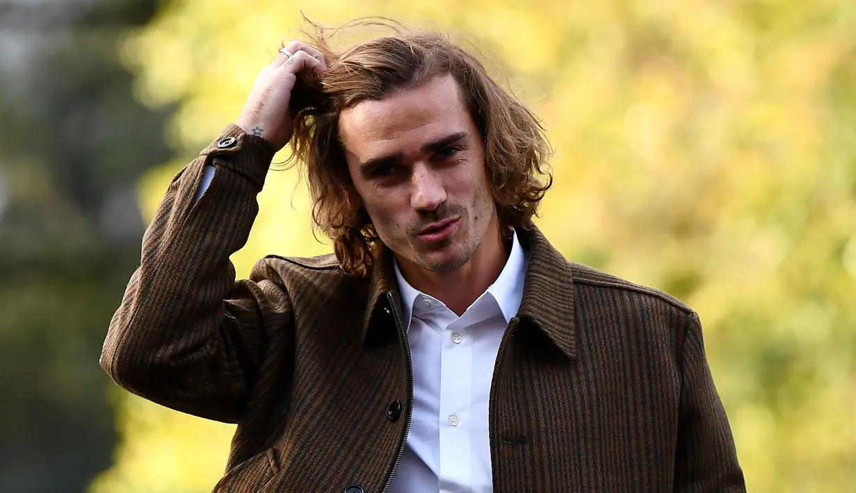 Penyerang Prancis, Antoine Griezmann, memegang rambut saat tiba di lokasi latihan di Clairefontaine en Yvelines, Prancis, Selasa (12/11). Prancis akan berhadapan dengan Moladavia dan Albania di Kualifikasi Piala Eropa 2020. (AFP/Franck Fife)