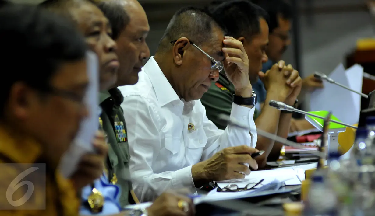 Menteri Pertahanan (Menhan), Ryamizard Ryacudu mengikuti Rapat Kerja (Raker) dengan Komisi I DPR di Senayan, Jakarta, Senin (19/10/2015). Raker membahas evaluasi pelaksanaan Minimum Essensial Force (MEF) Tahap I dan Tahap II. (Liputan6.com/JohanTallo)