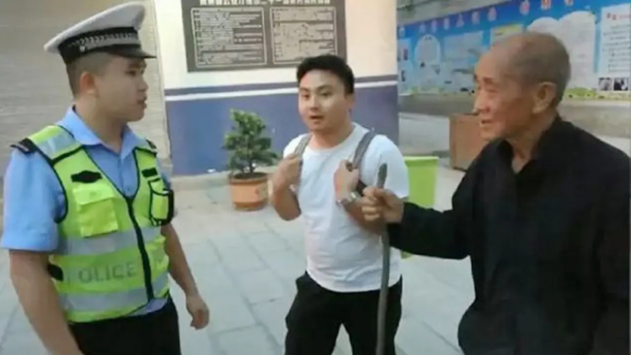 Menyentuh, Kakek Jalan Kaki Selama 12 Jam Untuk Beri Cucu Telur