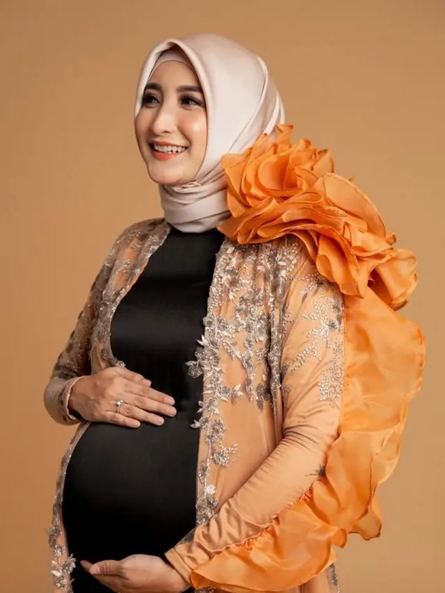 Gaya Maternity Shoot 6 Ratu FTV Tanah Air dengan Berbagai Tema, Menawan